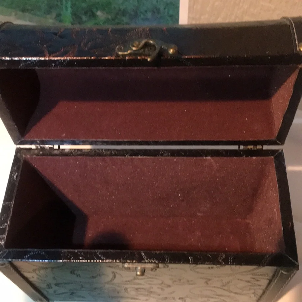 Small Chest - Picture 13 of 16